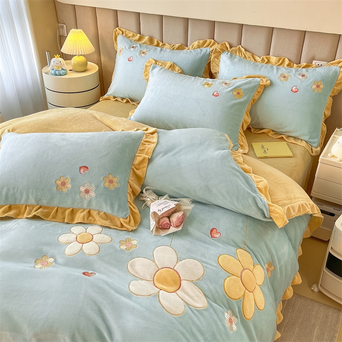 91家纺网 家纺一手货源 找家纺 曲之慕 2025新款韩版牛奶绒花朵贴布绣四件套 花朵-浅蓝