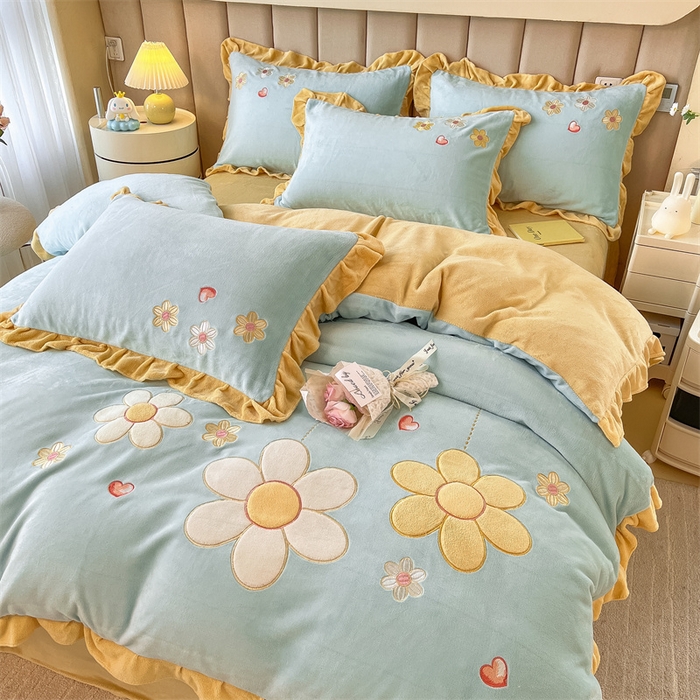 91家纺网 家纺一手货源 找家纺 曲之慕 2025新款韩版牛奶绒花朵贴布绣四件套 花朵-浅蓝