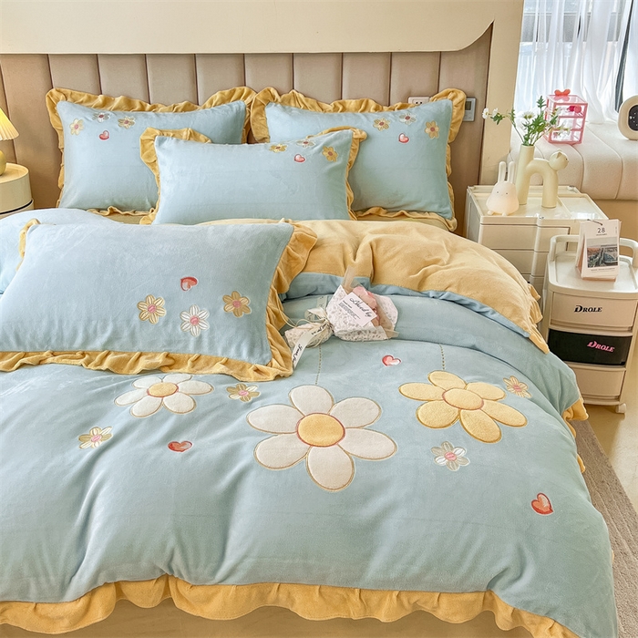 91家纺网 家纺一手货源 找家纺 曲之慕 2025新款韩版牛奶绒花朵贴布绣四件套 花朵-浅蓝