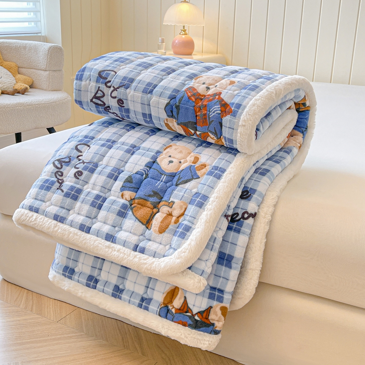 91家纺网 家纺一手货源 找家纺 LIFE.丽芙 2025秋冬新款A类牛奶绒加厚夹棉床褥垫+被套组合四件套 冬日小熊