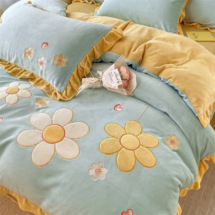 91家纺网 家纺一手货源 找家纺 曲之慕 2025新款韩版牛奶绒花朵贴布绣四件套 花朵-浅蓝