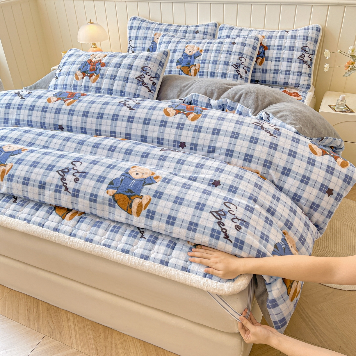 91家纺网 家纺一手货源 找家纺 LIFE.丽芙 2025秋冬新款A类牛奶绒加厚夹棉床褥垫+被套组合四件套 冬日小熊