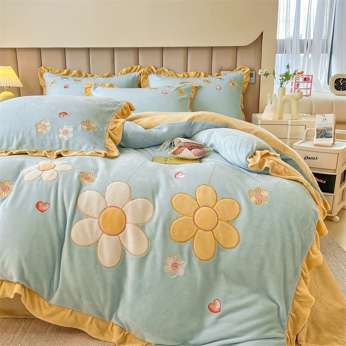 91家纺网 家纺一手货源 找家纺 曲之慕 2025新款韩版牛奶绒花朵贴布绣四件套 花朵-浅蓝