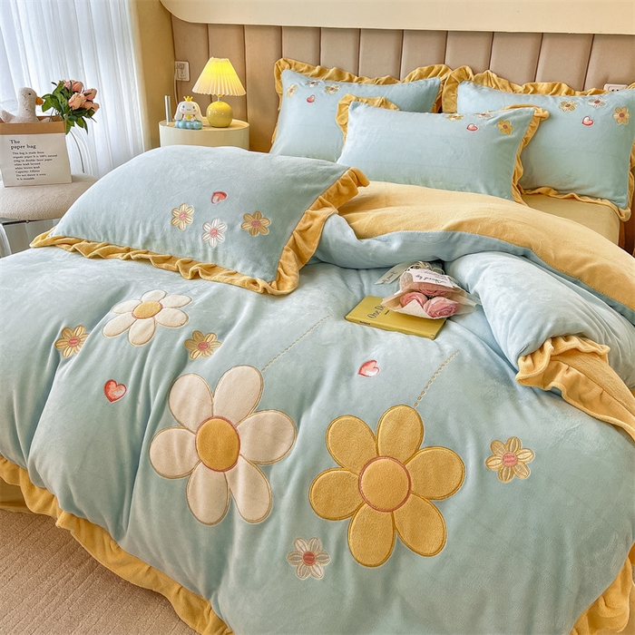 91家纺网 家纺一手货源 找家纺 曲之慕 2025新款韩版牛奶绒花朵贴布绣四件套 花朵-浅蓝