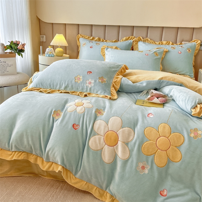 91家纺网 家纺一手货源 找家纺 曲之慕 2025新款韩版牛奶绒花朵贴布绣四件套 花朵-浅蓝