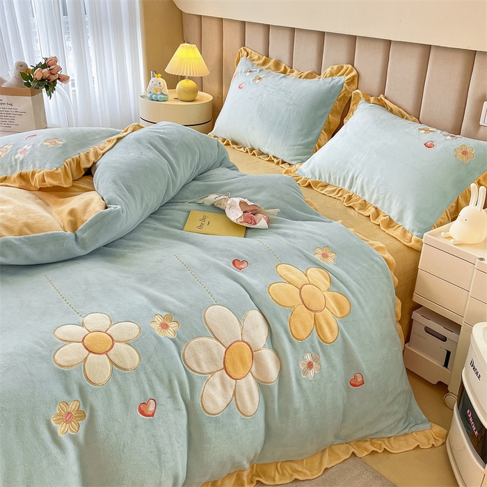 91家纺网 家纺一手货源 找家纺 曲之慕 2025新款韩版牛奶绒花朵贴布绣四件套 花朵-浅蓝