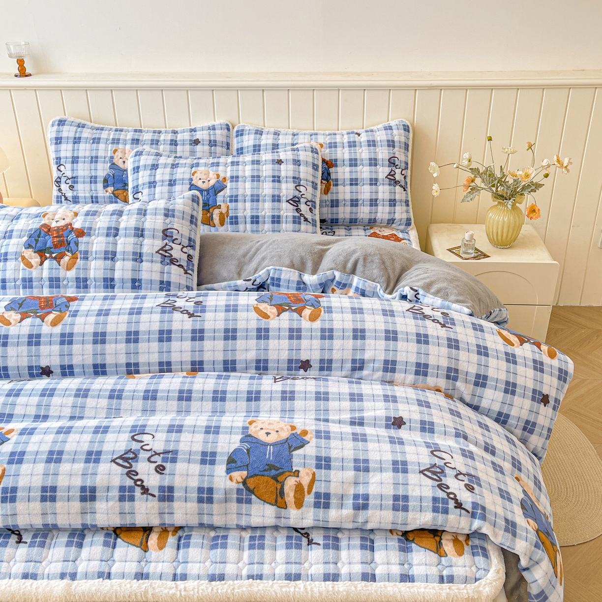 91家纺网 家纺一手货源 找家纺 LIFE.丽芙 2025秋冬新款A类牛奶绒加厚夹棉床褥垫+被套组合四件套 冬日小熊