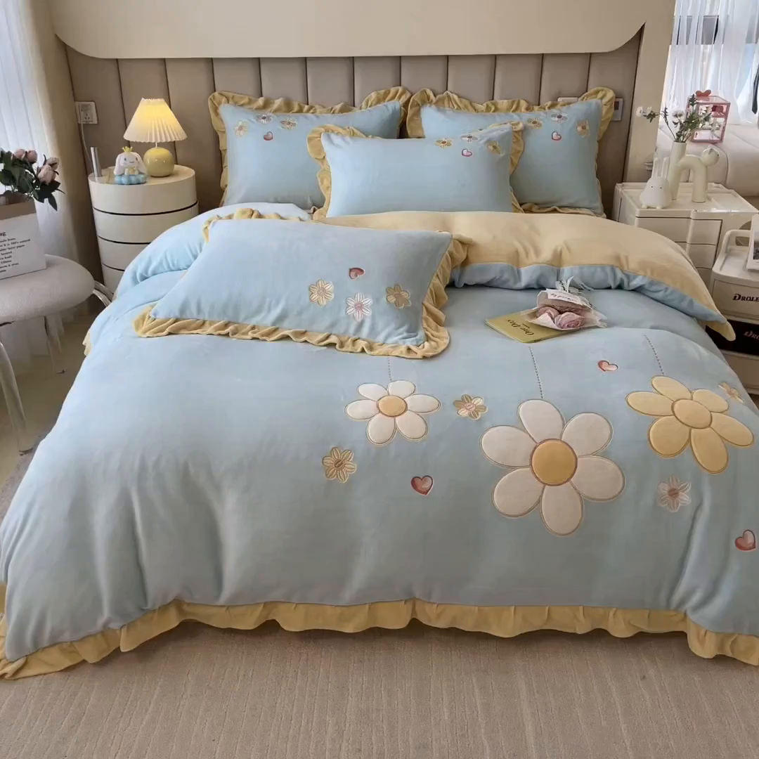 91家纺网 家纺一手货源 找家纺 曲之慕 2025新款韩版牛奶绒花朵贴布绣四件套 花朵-浅蓝