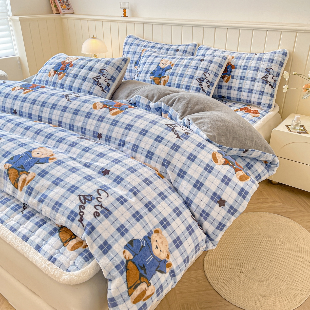 91家纺网 家纺一手货源 找家纺 LIFE.丽芙 2025秋冬新款A类牛奶绒加厚夹棉床褥垫+被套组合四件套 冬日小熊