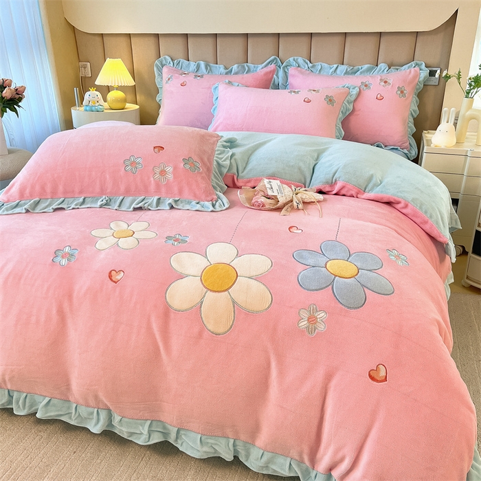 91家纺网 家纺一手货源 找家纺 曲之慕 2025新款韩版牛奶绒花朵贴布绣四件套 花朵-浅玉