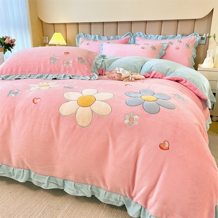 91家纺网 家纺一手货源 找家纺 曲之慕 2025新款韩版牛奶绒花朵贴布绣四件套 花朵-浅玉