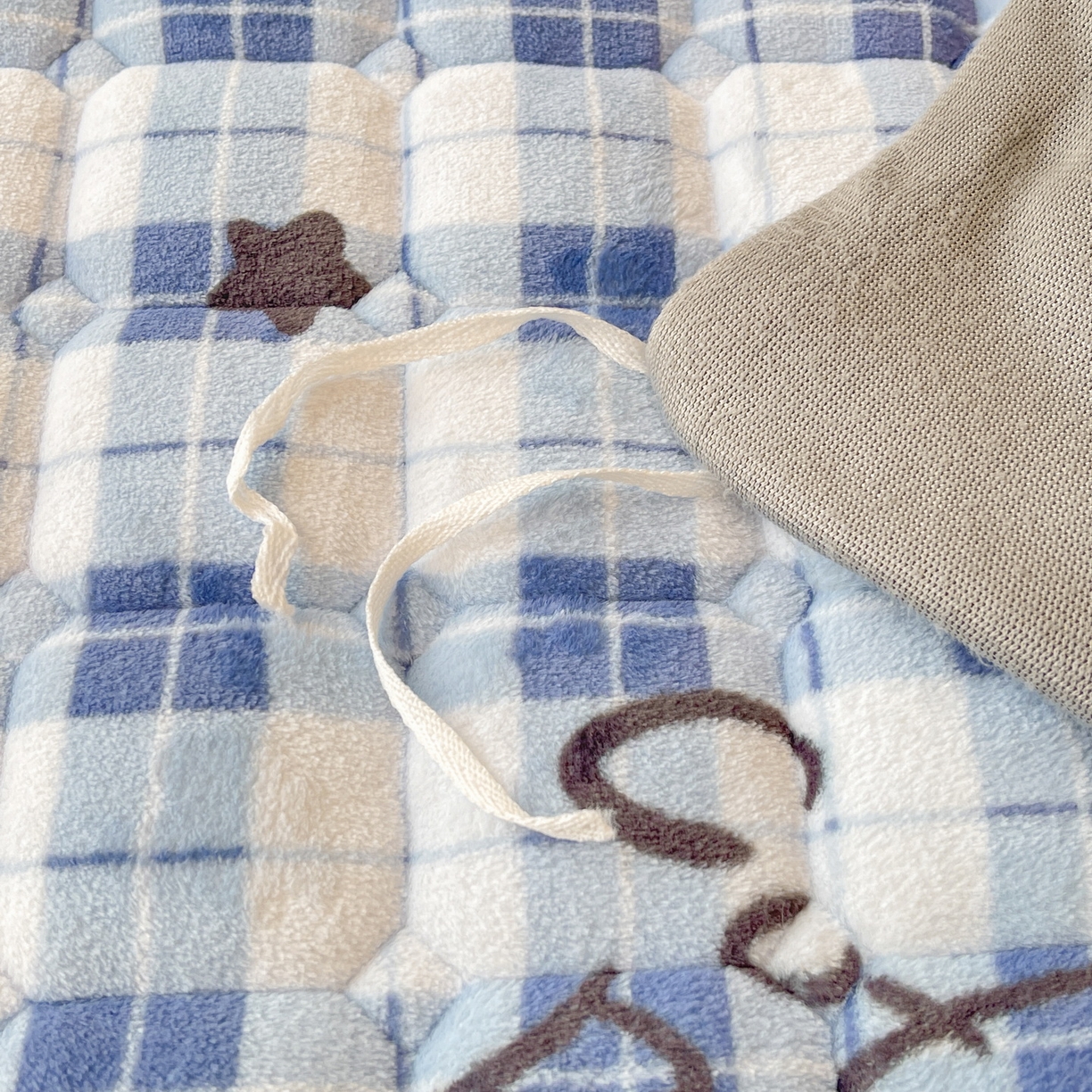 91家纺网 家纺一手货源 找家纺 LIFE.丽芙 2025秋冬新款A类牛奶绒加厚夹棉床褥垫+被套组合四件套 冬日小熊