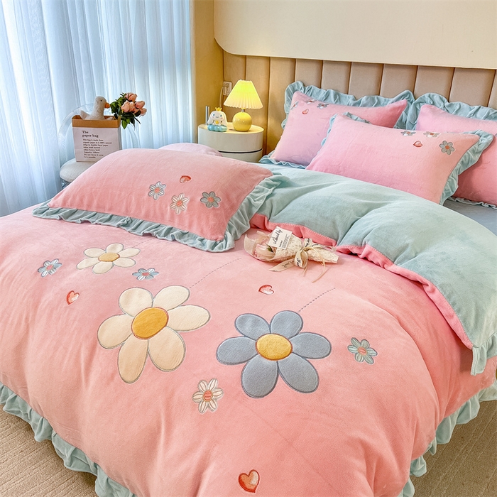 91家纺网 家纺一手货源 找家纺 曲之慕 2025新款韩版牛奶绒花朵贴布绣四件套 花朵-浅玉