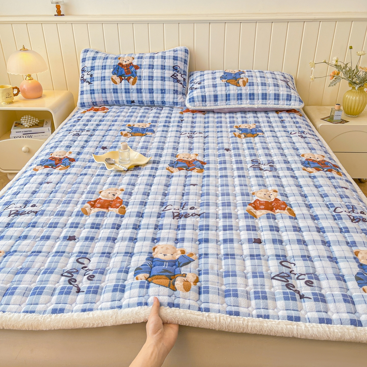 91家纺网 家纺一手货源 找家纺 LIFE.丽芙 2025秋冬新款A类牛奶绒加厚夹棉床褥垫+被套组合四件套 冬日小熊