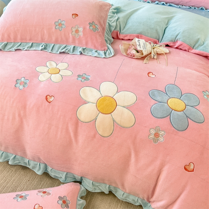 91家纺网 家纺一手货源 找家纺 曲之慕 2025新款韩版牛奶绒花朵贴布绣四件套 花朵-浅玉