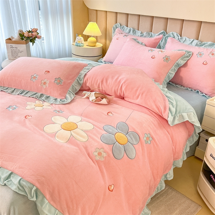 91家纺网 家纺一手货源 找家纺 曲之慕 2025新款韩版牛奶绒花朵贴布绣四件套 花朵-浅玉