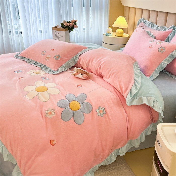 91家纺网 家纺一手货源 找家纺 曲之慕 2025新款韩版牛奶绒花朵贴布绣四件套 花朵-浅玉