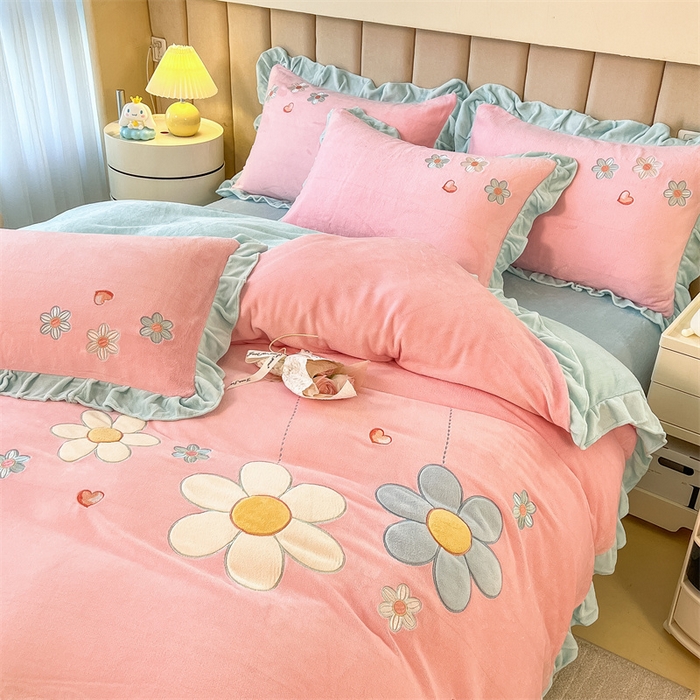 91家纺网 家纺一手货源 找家纺 曲之慕 2025新款韩版牛奶绒花朵贴布绣四件套 花朵-浅玉