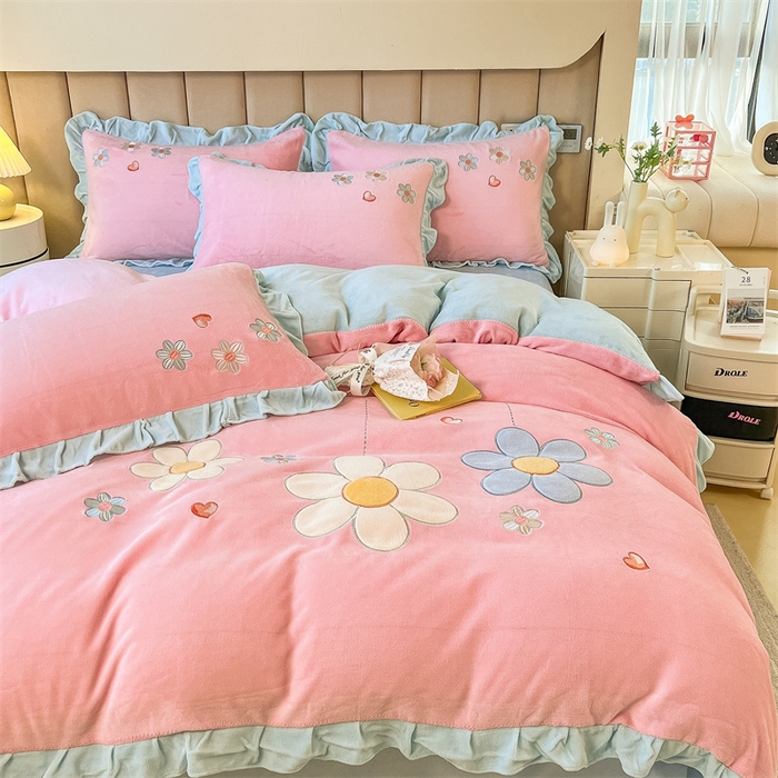 91家纺网 家纺一手货源 找家纺 曲之慕 2025新款韩版牛奶绒花朵贴布绣四件套 花朵-浅玉