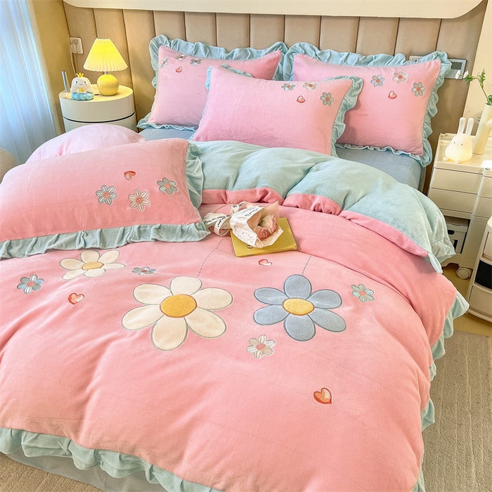 91家纺网 家纺一手货源 找家纺 曲之慕 2025新款韩版牛奶绒花朵贴布绣四件套 花朵-浅玉