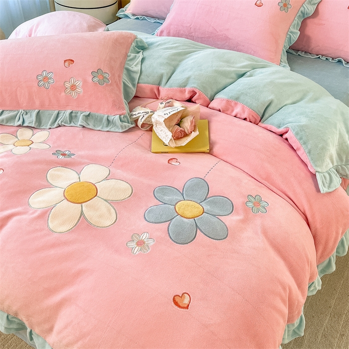 91家纺网 家纺一手货源 找家纺 曲之慕 2025新款韩版牛奶绒花朵贴布绣四件套 花朵-浅玉