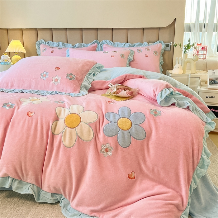 91家纺网 家纺一手货源 找家纺 曲之慕 2025新款韩版牛奶绒花朵贴布绣四件套 花朵-浅玉