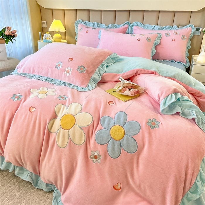 91家纺网 家纺一手货源 找家纺 曲之慕 2025新款韩版牛奶绒花朵贴布绣四件套 花朵-浅玉