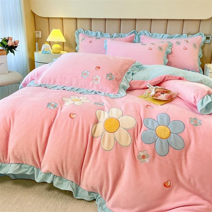 91家纺网 家纺一手货源 找家纺 曲之慕 2025新款韩版牛奶绒花朵贴布绣四件套 花朵-浅玉