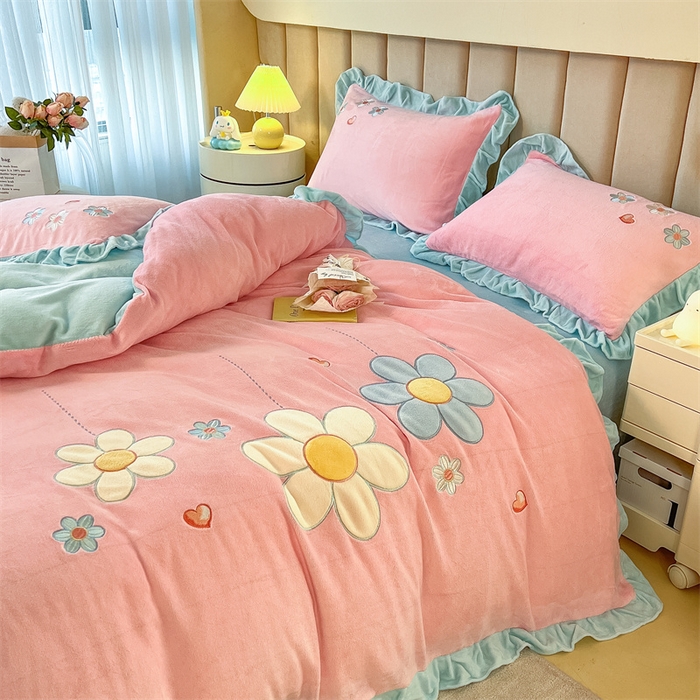 91家纺网 家纺一手货源 找家纺 曲之慕 2025新款韩版牛奶绒花朵贴布绣四件套 花朵-浅玉