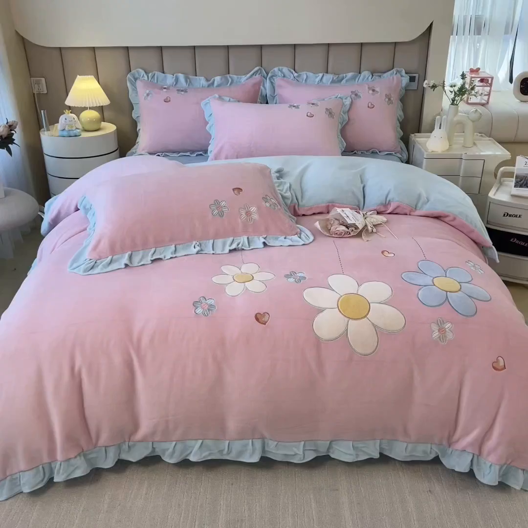 91家纺网 家纺一手货源 找家纺 曲之慕 2025新款韩版牛奶绒花朵贴布绣四件套 花朵-浅玉