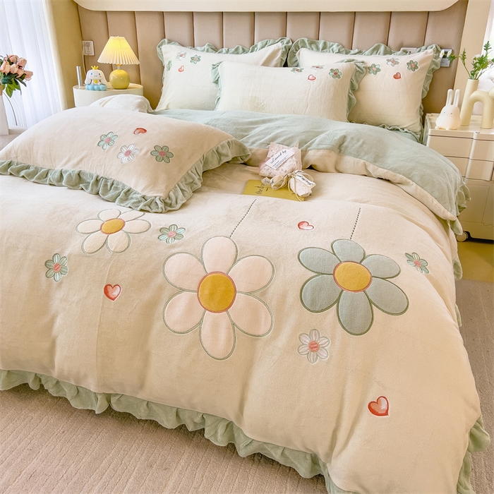 91家纺网 家纺一手货源 找家纺 曲之慕 2025新款韩版牛奶绒花朵贴布绣四件套 花朵-青柠