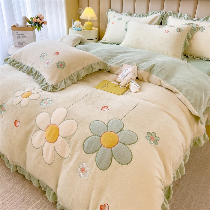 91家纺网 家纺一手货源 找家纺 曲之慕 2025新款韩版牛奶绒花朵贴布绣四件套 花朵-青柠