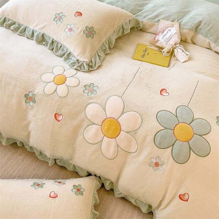 91家纺网 家纺一手货源 找家纺 曲之慕 2025新款韩版牛奶绒花朵贴布绣四件套 花朵-青柠