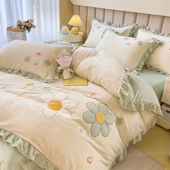 91家纺网 家纺一手货源 找家纺 曲之慕 2025新款韩版牛奶绒花朵贴布绣四件套 花朵-青柠