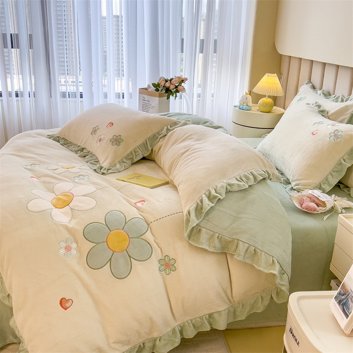 91家纺网 家纺一手货源 找家纺 曲之慕 2025新款韩版牛奶绒花朵贴布绣四件套 花朵-青柠