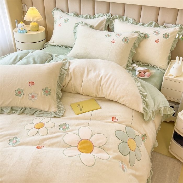 91家纺网 家纺一手货源 找家纺 曲之慕 2025新款韩版牛奶绒花朵贴布绣四件套 花朵-青柠