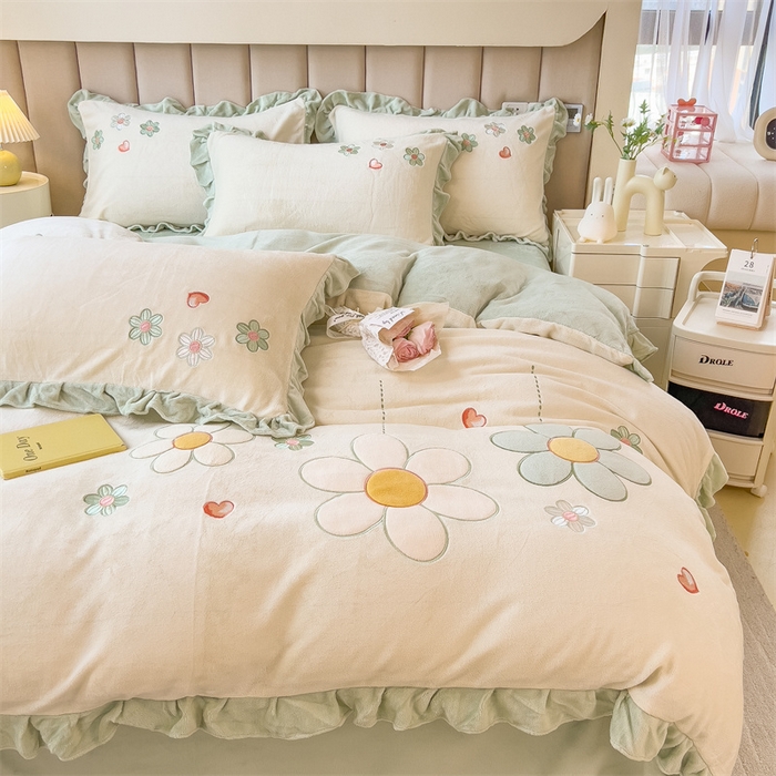 91家纺网 家纺一手货源 找家纺 曲之慕 2025新款韩版牛奶绒花朵贴布绣四件套 花朵-青柠