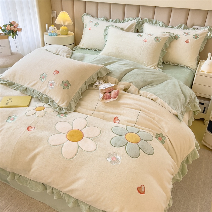 91家纺网 家纺一手货源 找家纺 曲之慕 2025新款韩版牛奶绒花朵贴布绣四件套 花朵-青柠