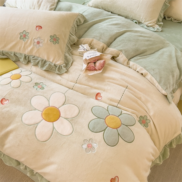 91家纺网 家纺一手货源 找家纺 曲之慕 2025新款韩版牛奶绒花朵贴布绣四件套 花朵-青柠