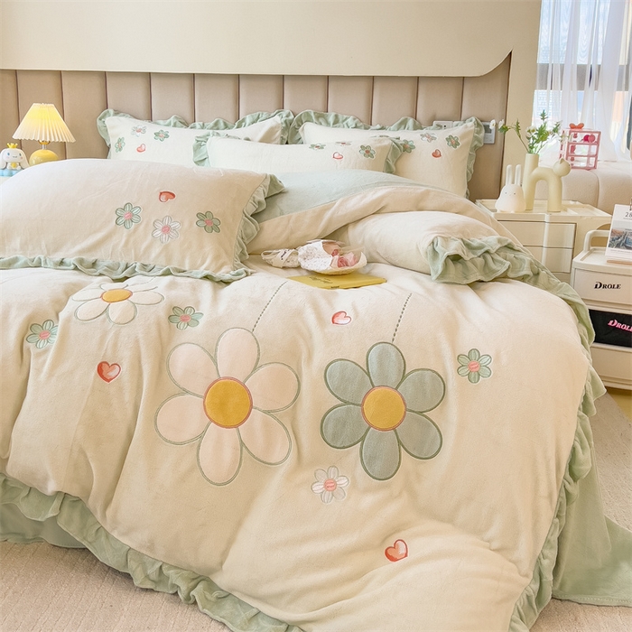 91家纺网 家纺一手货源 找家纺 曲之慕 2025新款韩版牛奶绒花朵贴布绣四件套 花朵-青柠