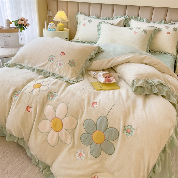 91家纺网 家纺一手货源 找家纺 曲之慕 2025新款韩版牛奶绒花朵贴布绣四件套 花朵-青柠