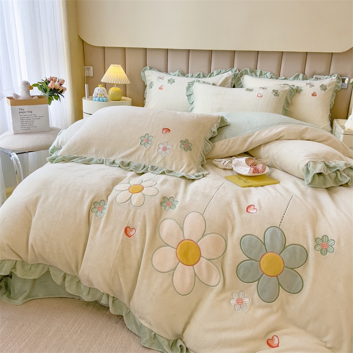 91家纺网 家纺一手货源 找家纺 曲之慕 2025新款韩版牛奶绒花朵贴布绣四件套 花朵-青柠