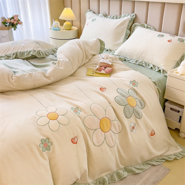 91家纺网 家纺一手货源 找家纺 曲之慕 2025新款韩版牛奶绒花朵贴布绣四件套 花朵-青柠