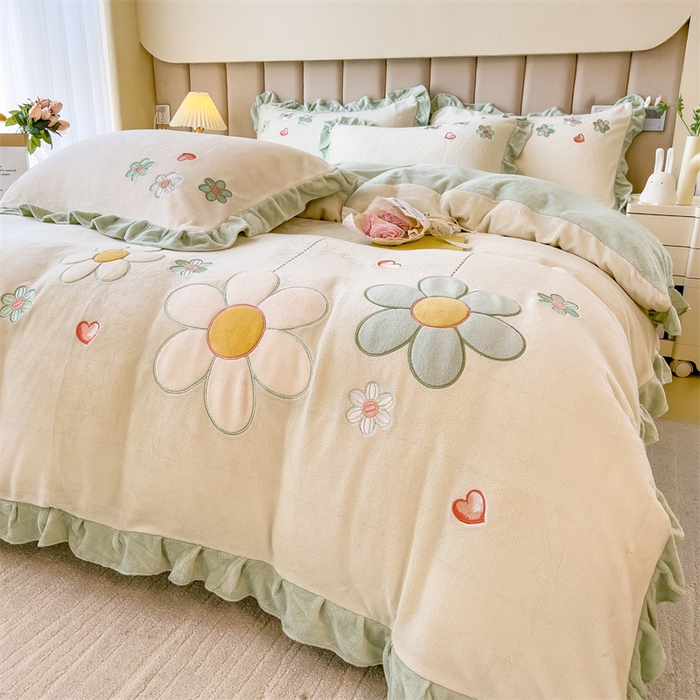 91家纺网 家纺一手货源 找家纺 曲之慕 2025新款韩版牛奶绒花朵贴布绣四件套 花朵-青柠