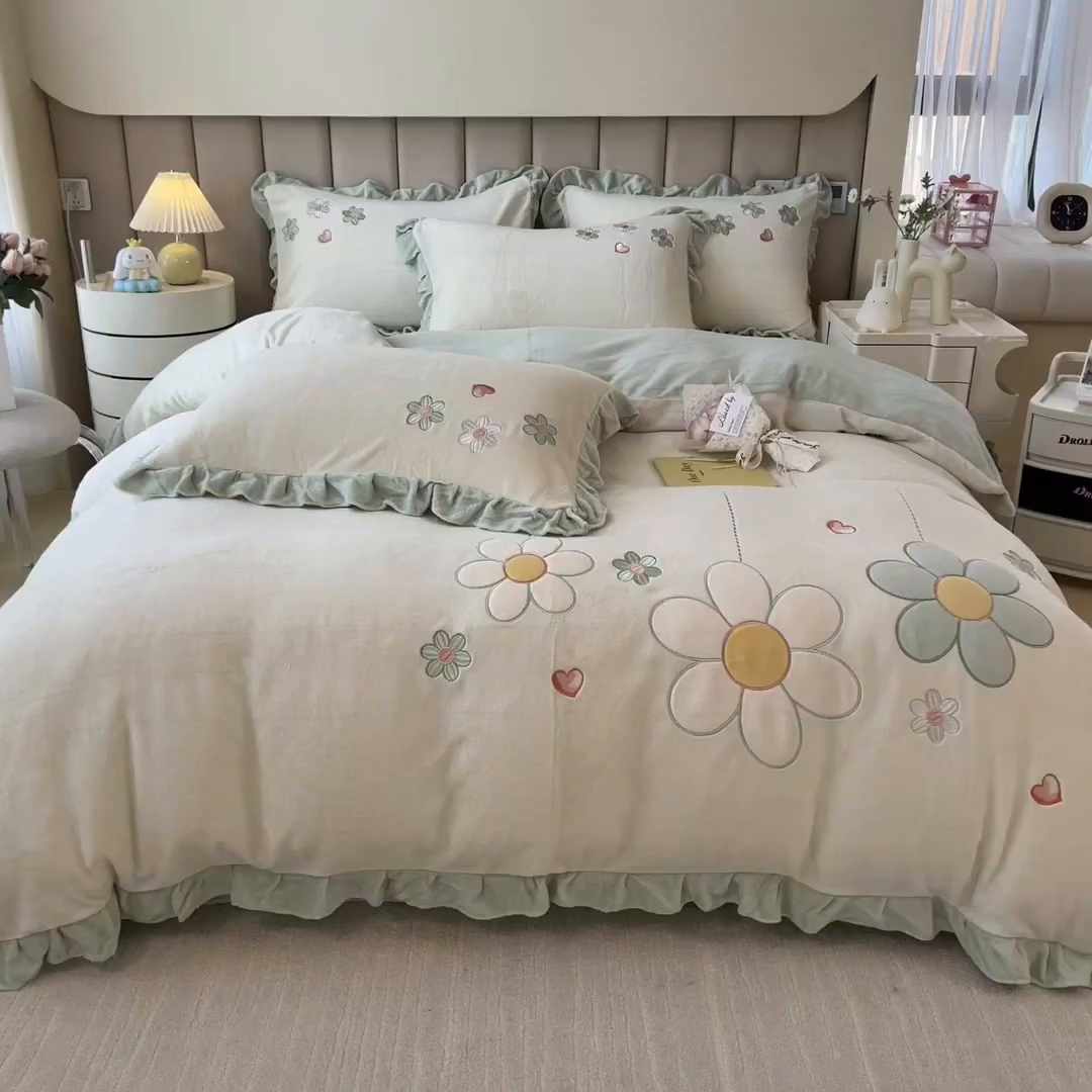 91家纺网 家纺一手货源 找家纺 曲之慕 2025新款韩版牛奶绒花朵贴布绣四件套 花朵-青柠