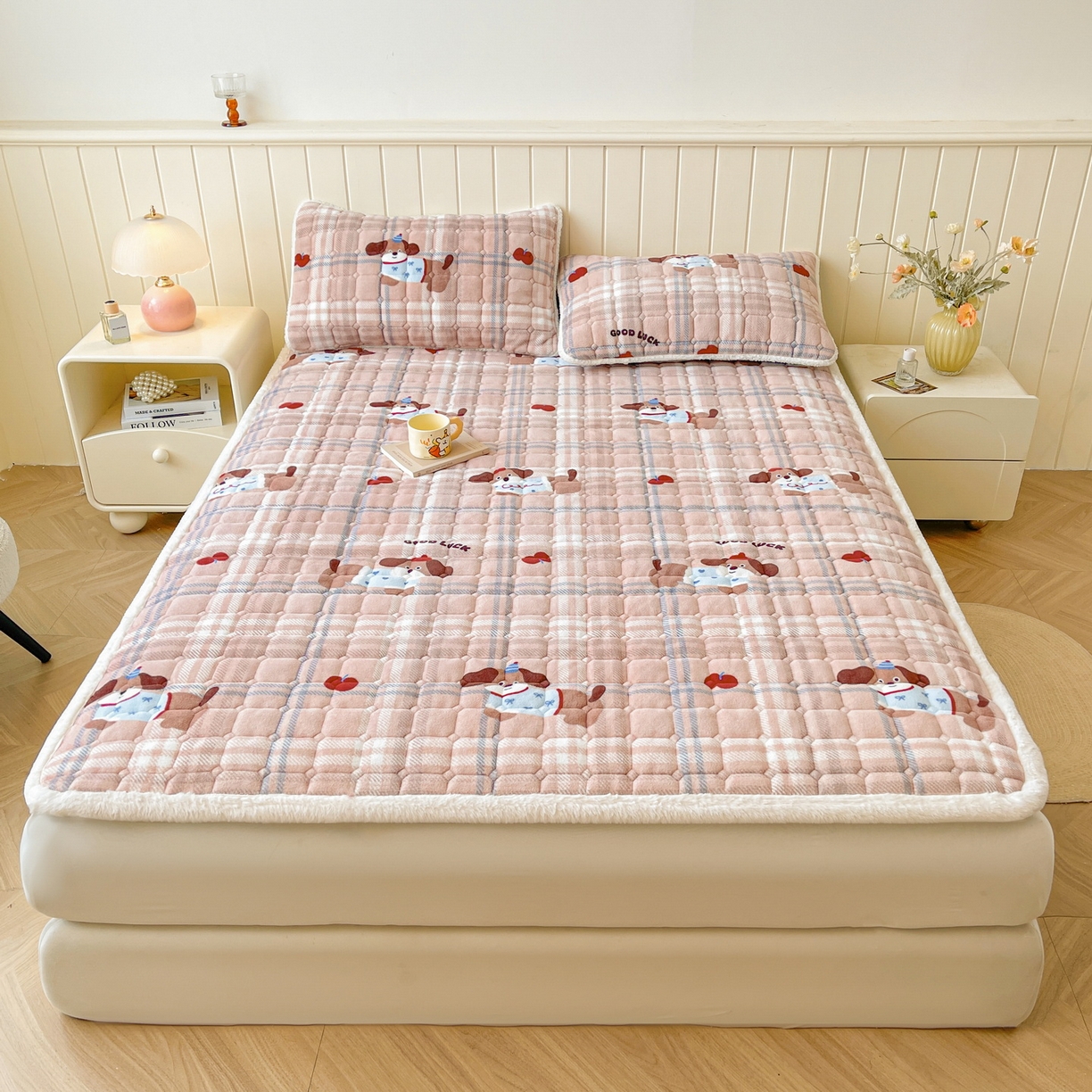 91家纺网 家纺一手货源 找家纺 LIFE.丽芙 2025秋冬新款A类牛奶绒加厚夹棉床褥垫+被套组合四件套 皮皮狗