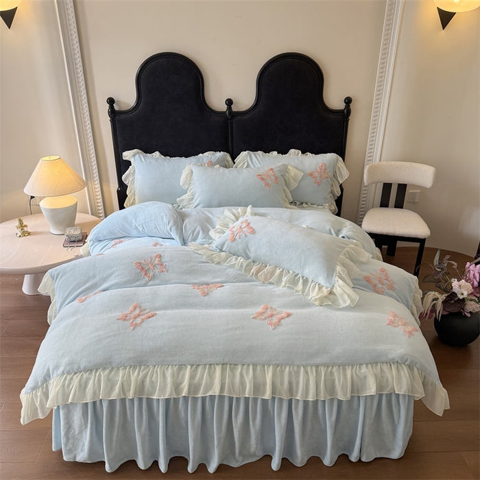 91家纺网 家纺一手货源 找家纺 富盛家纺 2025新款牛奶绒床裙款盘花刺绣四件套公主风 秋水伊人-蓝