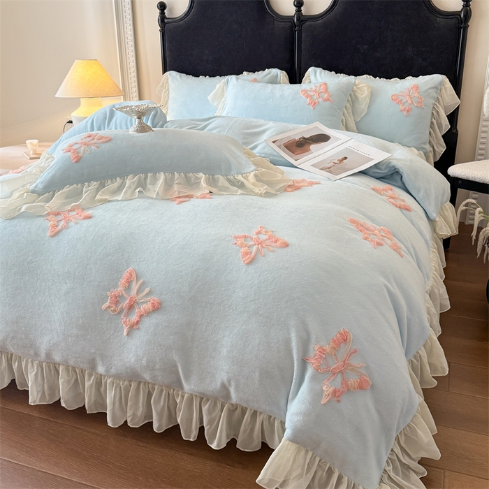 91家纺网 家纺一手货源 找家纺 富盛家纺 2025新款牛奶绒床裙款盘花刺绣四件套公主风 秋水伊人-蓝