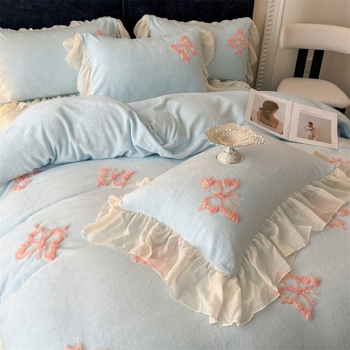 91家纺网 家纺一手货源 找家纺 富盛家纺 2025新款牛奶绒床裙款盘花刺绣四件套公主风 秋水伊人-蓝