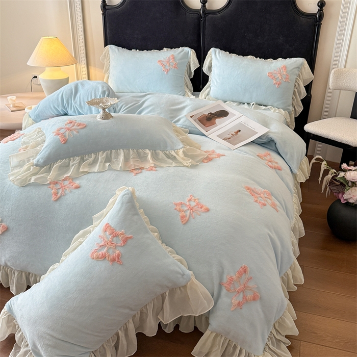 91家纺网 家纺一手货源 找家纺 富盛家纺 2025新款牛奶绒床裙款盘花刺绣四件套公主风 秋水伊人-蓝